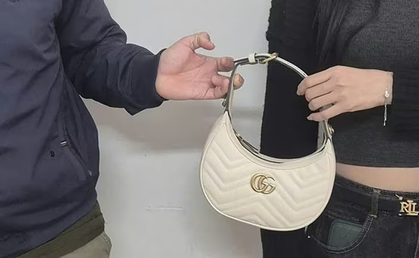 Chiếc túi xách được Công an phường Tân Định trao trả cho cô gái. (Ảnh: Pháp luật TP.HCM).