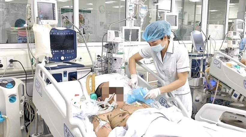 Người đàn ông bị lây thủy đậu từ con gái dẫn đến biến chứng viêm phổi ARDS, sốc nhiễm khuẩn nghiêm trọng, phải can thiệp hồi sức tích cực và thở oxy. Ảnh: NLĐ.