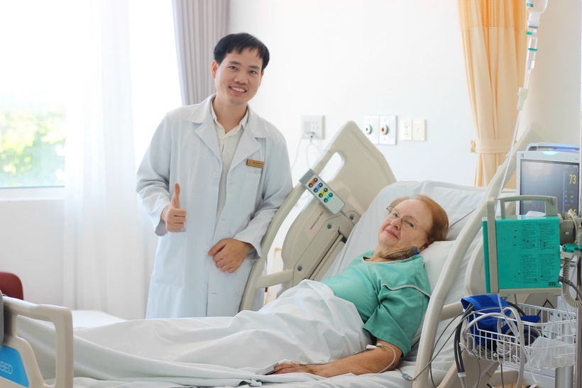 Bác sĩ Mai Xuân Đạt và bệnh nhân người Đức khi đã hồi phục.