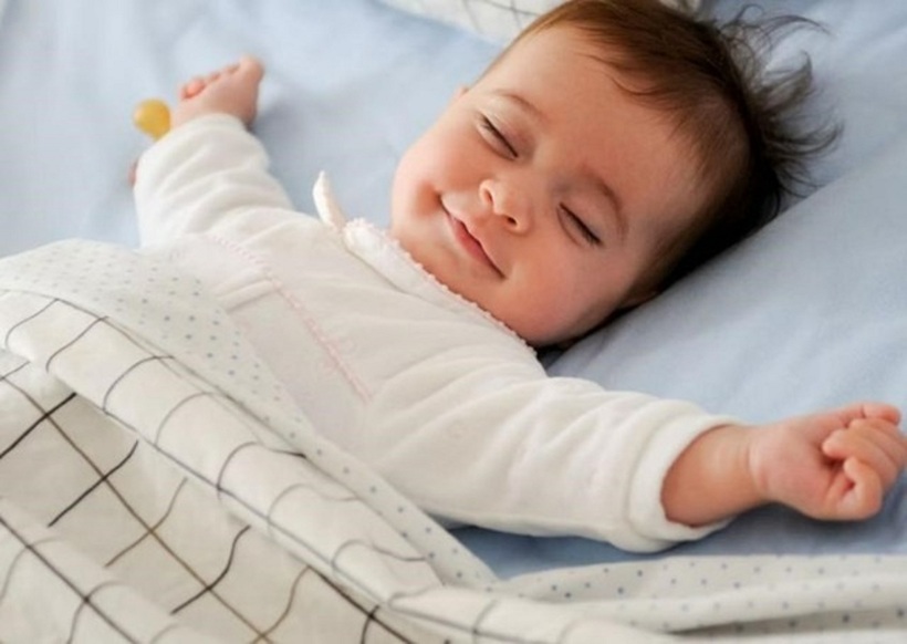 Cơ thể thư giãn và thoải mái là dấu hiệu cho thấy bé đã bú no hoặc chưa đói. Ảnh minh họa.