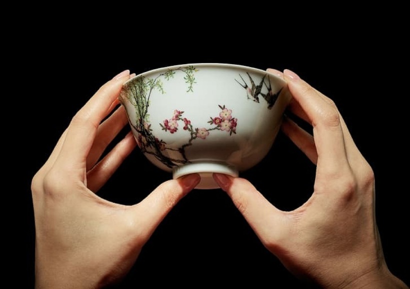 Chiếc bát được sản xuất trong thời kỳ Hoàng đế Ung Chính (1722-1735), được bán với giá 25,3 triệu USD