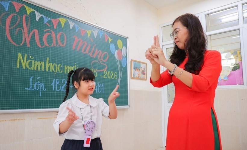 Giáo viên và học sinh Trường Phổ thông cơ sở Xã Đàn trong ngày khai giảng. (Ảnh: Dân trí)