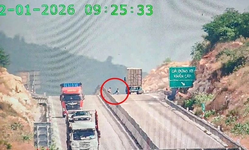 Hình ảnh ba cháu nhỏ chạy vào làn đường cao tốc Cam Lâm - Vĩnh Hảo. (Ảnh: Pháp luật TP.HCM).