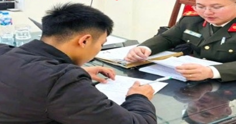 Trần Hữu Công tại cơ quan công an. (Ảnh: Công an Ninh Bình)