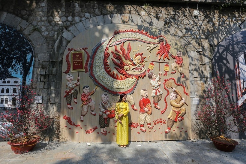 Những bình check-in là điều không thể thiếu khi đến với con phố này