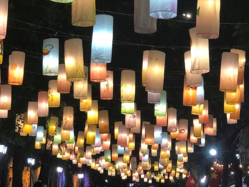 Phố bích họa Phùng Hưng về đêm