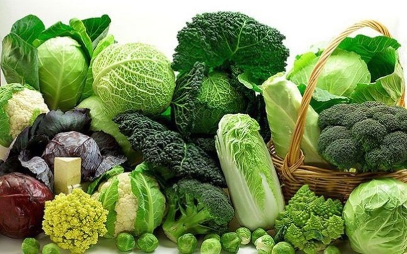 Cải bó xôi (rau chân vịt), súp lơ xanh (bông cải xanh) chứa nhiều folate và các vitamin nhóm B.