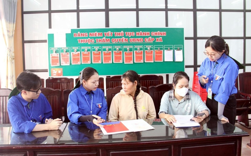 Đoàn viên thanh niên hỗ trợ nhân dân thực hiện các thủ tục hành chính tại Trung tâm phục vụ hành chính công. Ảnh: Nguyễn Lành/TTXVN