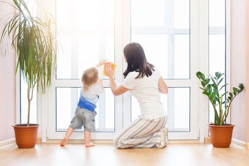 Việc của bố mẹ là hãy tạo hứng thú cho trẻ bằng cách coi việc nhà như những trò chơi, bé sẽ thích thú và không cảm thấy khó chịu khi làm cùng bố mẹ. Ảnh minh họa.