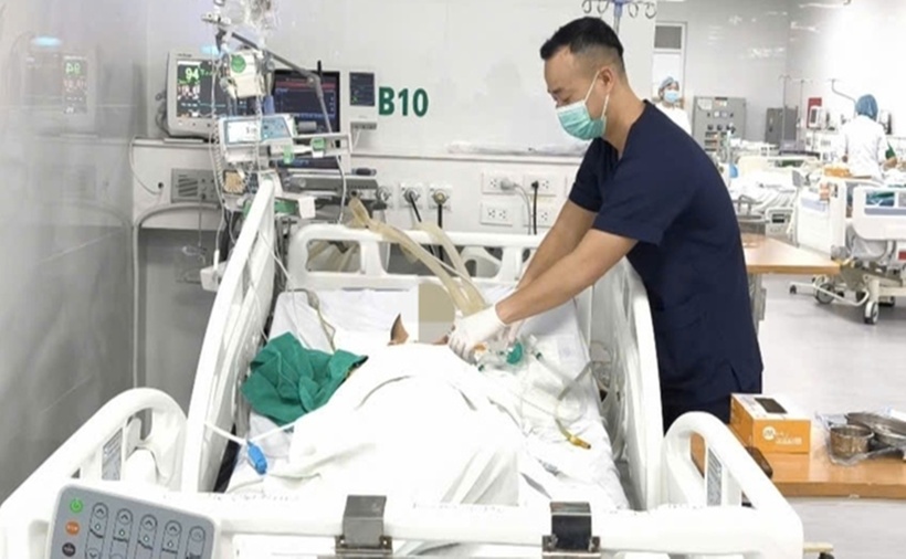 Bệnh nhi 15 tuổi bị đuối nước may mắn được các bác sĩ cứu sống ngoạn mục. (Ảnh: BVCC/ Dân Việt).