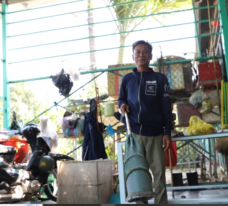 Anh Võ Bé Hoàng là "thợ săn" nhái có nhiều năm kinh nghiệm. (Ảnh: VietNamNet).