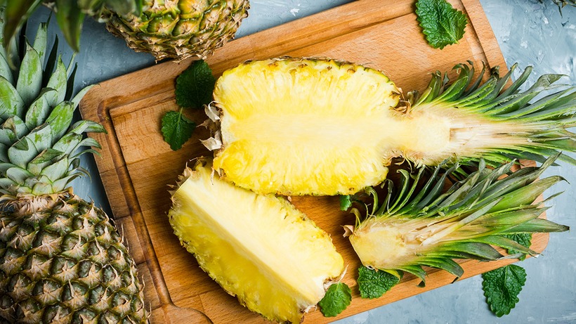 Dứa có nhiều bromelain làm hòa tan lượng hemaleucin và casein không tốt cho người bị suy thận.