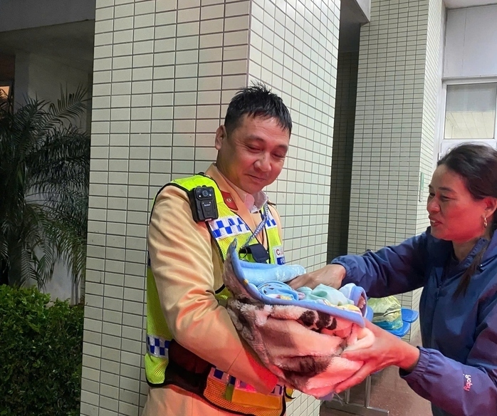 Tổ tuần tra CSGT đưa bé trai chào đời trên xe tuần tra đến Bệnh viện Hữu nghị Việt Nam - Cuba Đồng Hới. (Ảnh: Người Lao Động).