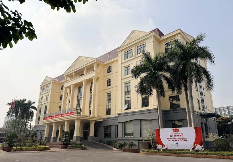VATM chỉnh trang trụ sở xanh, sạch, đẹp, kết hợp treo cờ Đảng, cờ Tổ quốc tạo khí thế thi đua sôi nổi