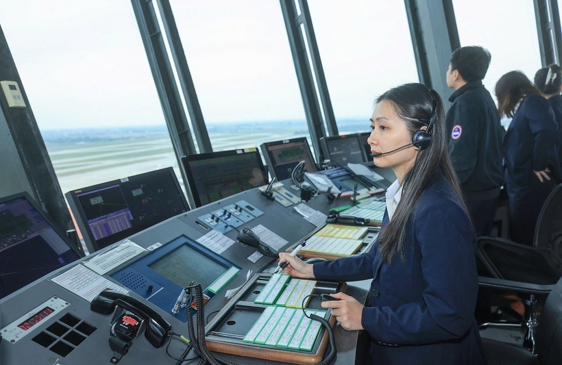Kíp trực Điều hành bay tại Đài Kiểm soát không lưu Nội Bài.