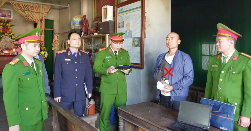 Cơ quan Cảnh sát điều tra thi hành lệnh bắt giam đối với Lê Minh Vũ. (Ảnh: Công an Thanh Hóa)