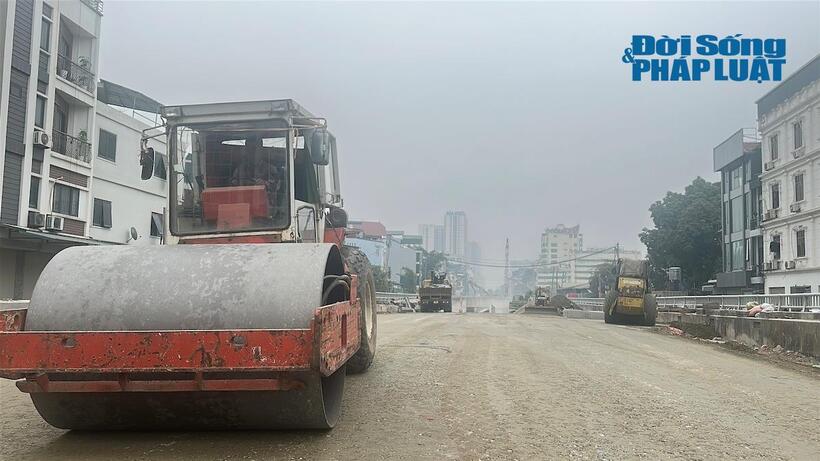 Trên công trường đang thực hiện đoạn kết nối với toàn dự án đường 2,5, với 50 công nhân thi công 3 ca liên tục