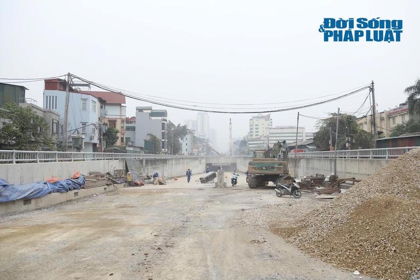 Đơn vị thi công đang tất bật triển khai các hạng mục nền đường, đường ống ngầm và cống thoát nước...