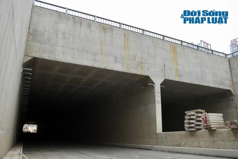 Theo thiết kế, đoạn qua hầm tổ chức giao thông mỗi chiều 2 làn xe, bề rộng 3,5m/làn; đoạn ngoài hầm tổ chức giao thông mỗi chiều 3 làn xe, bảo đảm khả năng lưu thông đồng bộ với hệ thống hạ tầng giao thông khu vực