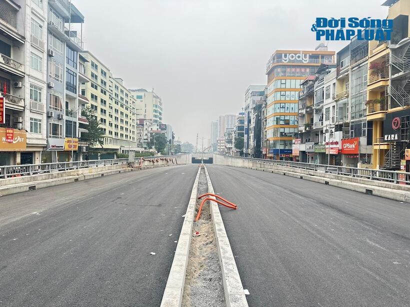 Tại đoạn đường dẫn vào hầm phía đường Kim Đồng đã cơ bản hoàn thiện, mặt đường được trải nhựa đường. Hệ thống lan can hai bên hầm chui và hệ thống thoát nước đã được lắp đặt
