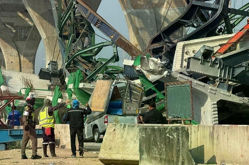 Hiện trường vụ sập cần cẩu trên đường Rama II, Thái Lan. Ảnh: Bangkok Post