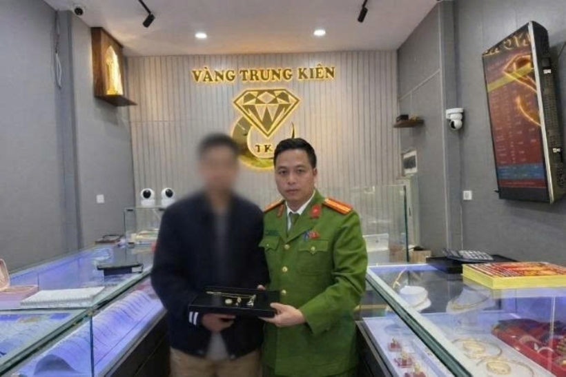 Lực lượng chức năng kịp thời ngăn chặn nam thanh niên bị lừa đảo. Ảnh: Công an TP Hà Nội.
