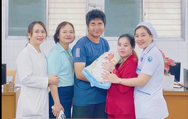 Em bé trong ca song thai có biến chứng đặc biệt phức tạp đã chào đời khỏe mạnh và xuất viện. (Ảnh: Bệnh viện Từ Dũ).