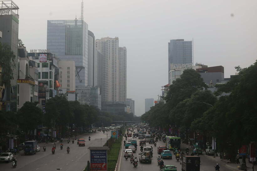 Chênh lệch nhiệt độ lớn giữa sáng lạnh và trưa nắng không chỉ gây khó chịu mà còn làm tăng nguy cơ đột quỵ, tim mạch, hô hấp.