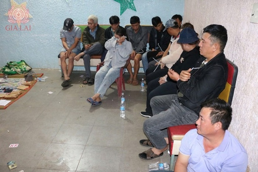 Các đối tượng tham gia đánh bạc trái phép dưới hình thức xóc bầu cua tại nhà trọ của bà Nguyễn Thị Phú. Ảnh: Công an Gia Lai
