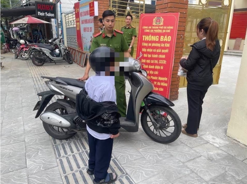 Công an phường An Khê "vận động" cháu bé đi học. (Ảnh: Fanpage Công an phường An Khê).