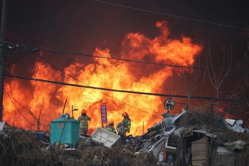 Hiện trường vụ hỏa hoạn ở làng Guryong - Ảnh: REUTERS