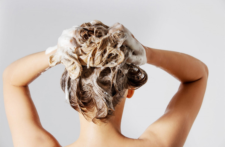 Chăm sóc da đầu đúng cách giúp giảm ngứa, bong vảy và hạn chế bùng phát vảy nến