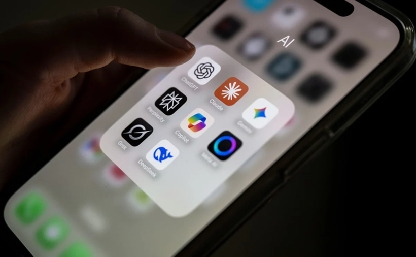Các ứng dụng AI phổ biến như ChatGPT, Claude, Gemini, Perplexity, Copilot, Meta AI, Grok và DeepSeek trên điện thoại. (Nguồn: DPA)