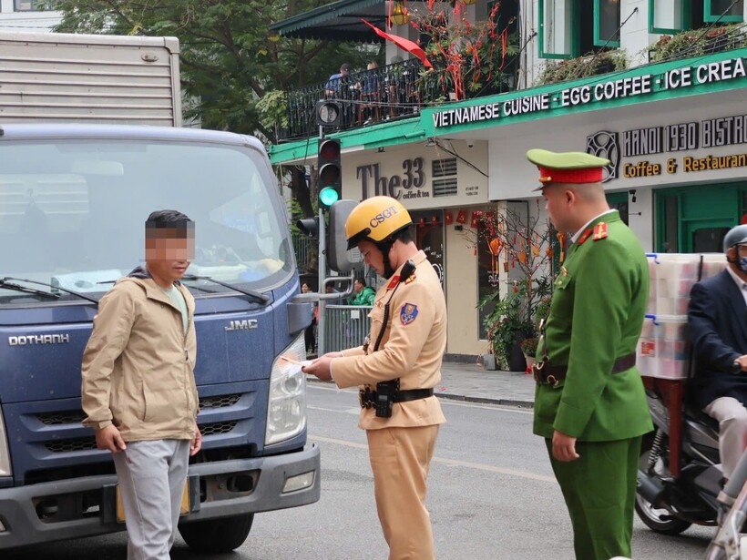 Lực lượng chức năng kiểm tra, xử lý xe ô tô dừng đỗ sai quy định.