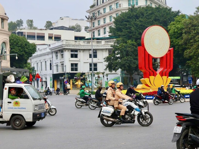 Lực lượng CSGT, Công an phường Hoàn Kiếm, tuần tra lưu động, bảo đảm ANTT.