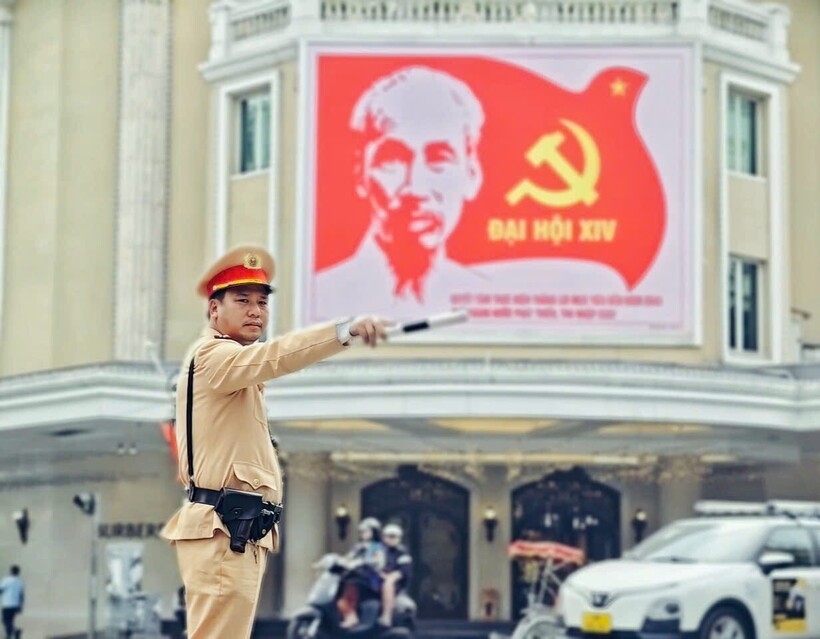 Đội CSGT đường bộ số 1 điều tiết giao thông tại Tràng Tiền - Hàng Bài.