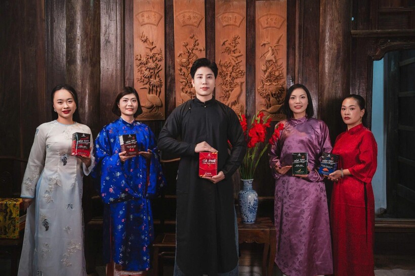 Nam vương Nguyễn Minh Thiên trải nghiệm sản phẩm của Fun Coffee