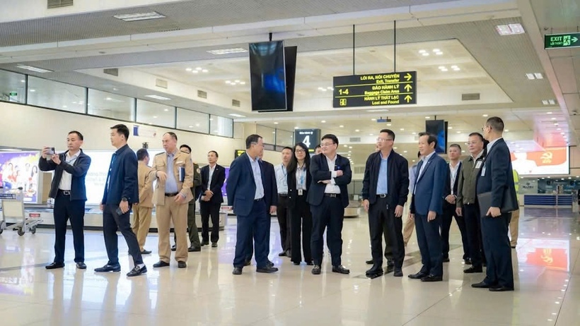 Cục trưởng Cục Hàng không Việt Nam Uông Việt Dũng và Đoàn kiểm tra làm việc tại hiện trường cảng Hàng không Quốc tế Nội Bài