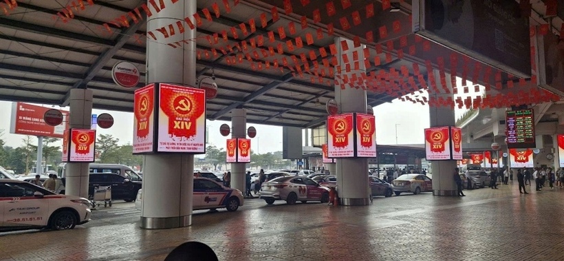 Khu vực xung quanh Nhà ga cảng Hàng không Quốc tế Nội Bài trang trí rực rỡ cờ hoa chào mừng Đại hội Đại biểu toàn quốc lần thứ XIV của Đảng.