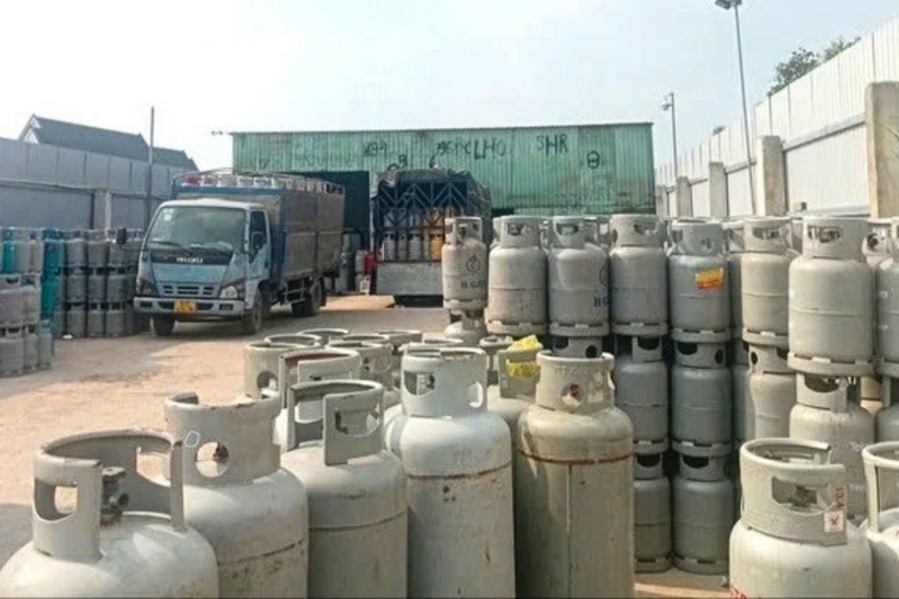 Bình gas kém chất lượng được công an phát hiện, thu giữ. Ảnh: Dân Trí.