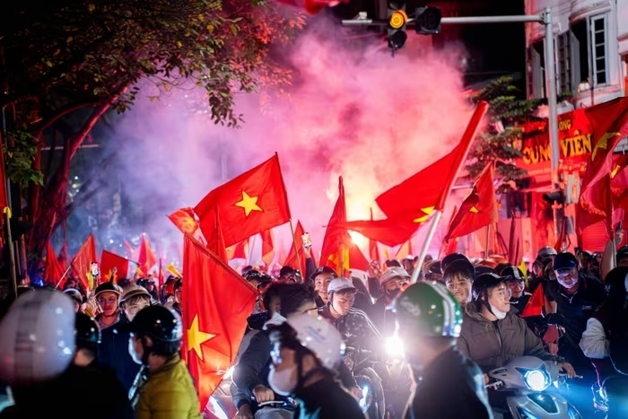 Trên mọi nẻo đường của Thủ đô Hà Nội, biển người hòa chung một niềm vui sướng tràn trề, vẫy cao lá cờ Tổ quốc và hô vang "Việt Nam vô địch". (Ảnh: Z.News).