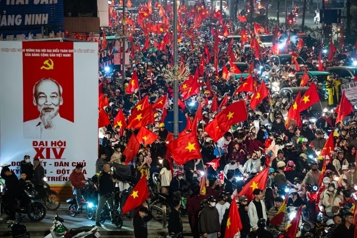 Giữa không khí rộn ràng mừng chiến thắng của đội tuyển U23 Việt Nam, dù đã hơn 1h sáng, rất đông người vẫn cầm cờ đỏ sao vàng đổ ra đường, tạo thành đoàn "đi bão" với những tiếng còi, tiếng trống rộn rã không ngừng nghỉ. (Ảnh: Z.News).