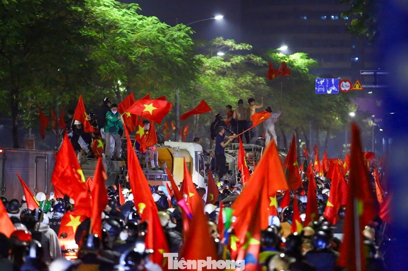 3h sáng 17/1, không khí tại các tuyến phố trung tâm Hà Nội vẫn chưa có dấu hiệu "hạ nhiệt". Bạn Lê Hoài Nam (phường Ba Đình, Hà Nội) chia sẻ: “Hôm nay U23 nước mình đá quá hay, chiến thắng mang lại cảm xúc rất đặc biệt. Dù đã khuya, tôi và nhiều người vẫn xuống đường để chung vui, bởi đây là khoảnh khắc đáng nhớ với người hâm mộ bóng đá nước nhà”. (Ảnh: Tiền Phong).