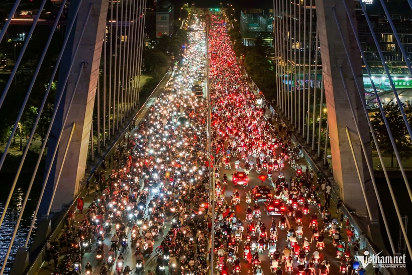 Tại TP.HCM, hàng chục nghìn người đã tràn xuống đường, tiến về các tuyến phố trung tâm để ăn mừng chiến thắng của đội tuyển nước nhà. (Ảnh: VietNamNet).