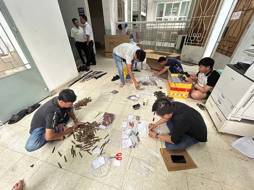 Công an khám xét, thu giữ tang vật. Ảnh: VietNamNet