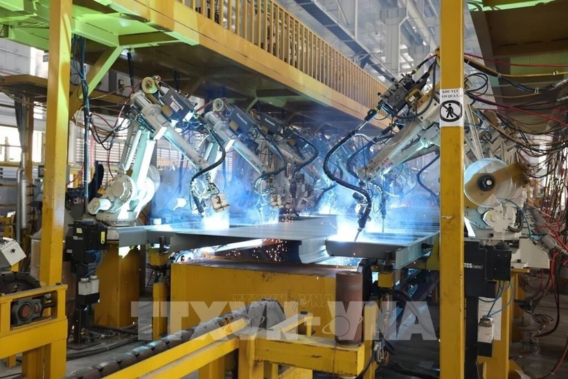 Robot hàn kim loại tại dây chuyền sản xuất container của Công ty Cổ phần sản xuất container Hòa Phát. (Ảnh: Hoàng Nhị/TTXVN)
