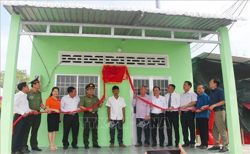 Lãnh đạo tỉnh Bạc Liêu và đại diện lãnh đạo Bộ công an thực hiện nghi thức khánh thành, bàn giao nhà đến hộ dân. (Ảnh: Chanh Đa/TTXVN)