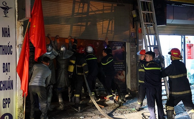 Lực lượng Cảnh sát PCCC&CNCH triển khai chữa cháy tại số 11 ngõ 349 Minh Khai, phường Vĩnh Tuy trong đêm. (Ảnh: TTXVN)