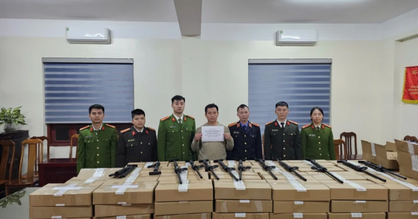 Dương Ích Phong cùng tang vật thu giữ tại cơ quan công an. (Ảnh: Công an Lạng Sơn).