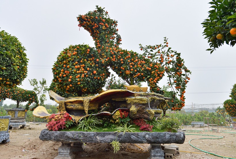 Tác phẩm được ông Nguyên đặt tên Nhất mã phi tụ bảo ngọc, lấy ý tưởng từ việc ngựa ôm quả cầu, được rao bán với giá 30 triệu đồng. (Ảnh: Thanh niên)